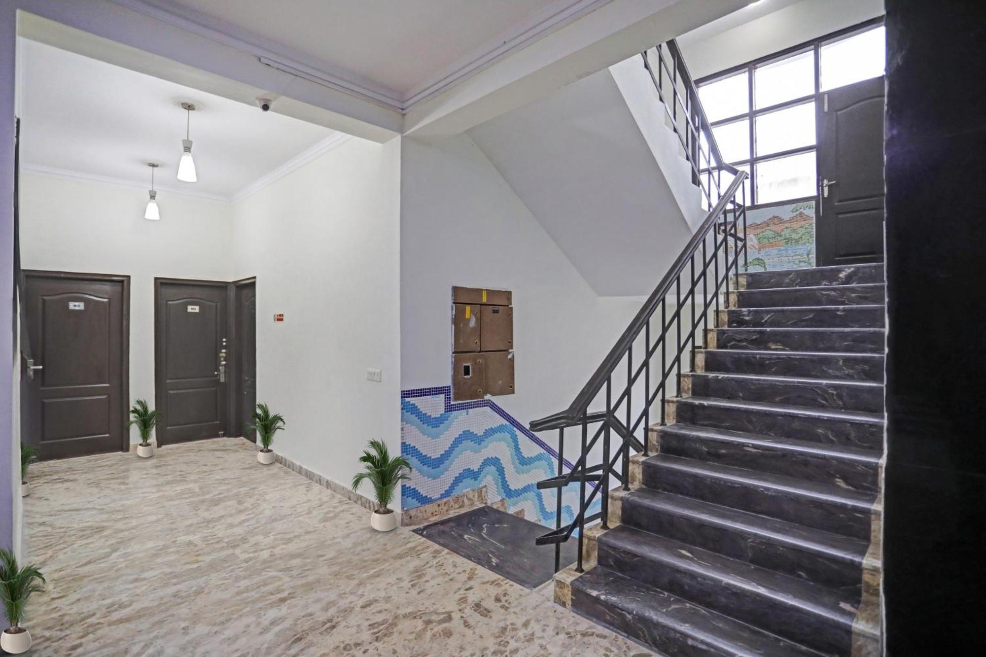 Townhouse The Premier View Near Iskcon Temple Noida Hotel Exterior foto