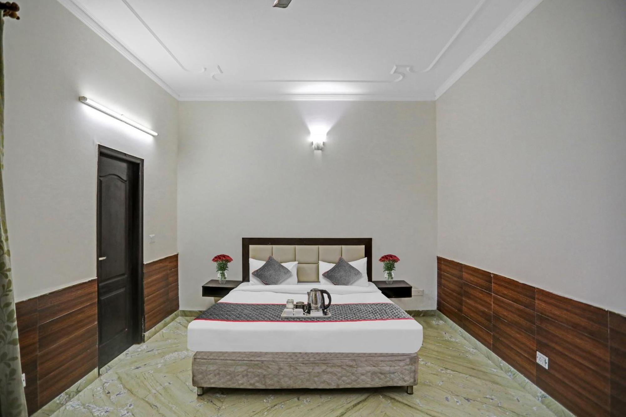 Townhouse The Premier View Near Iskcon Temple Noida Hotel Exterior foto