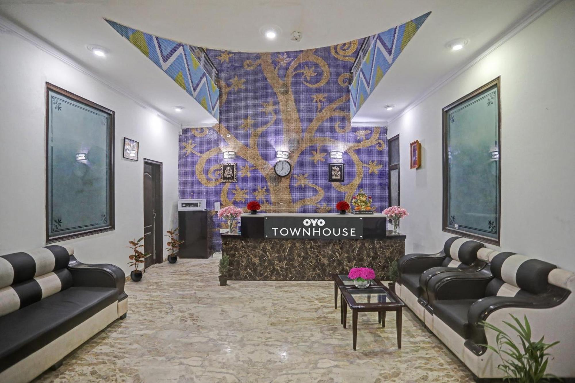 Townhouse The Premier View Near Iskcon Temple Noida Hotel Exterior foto