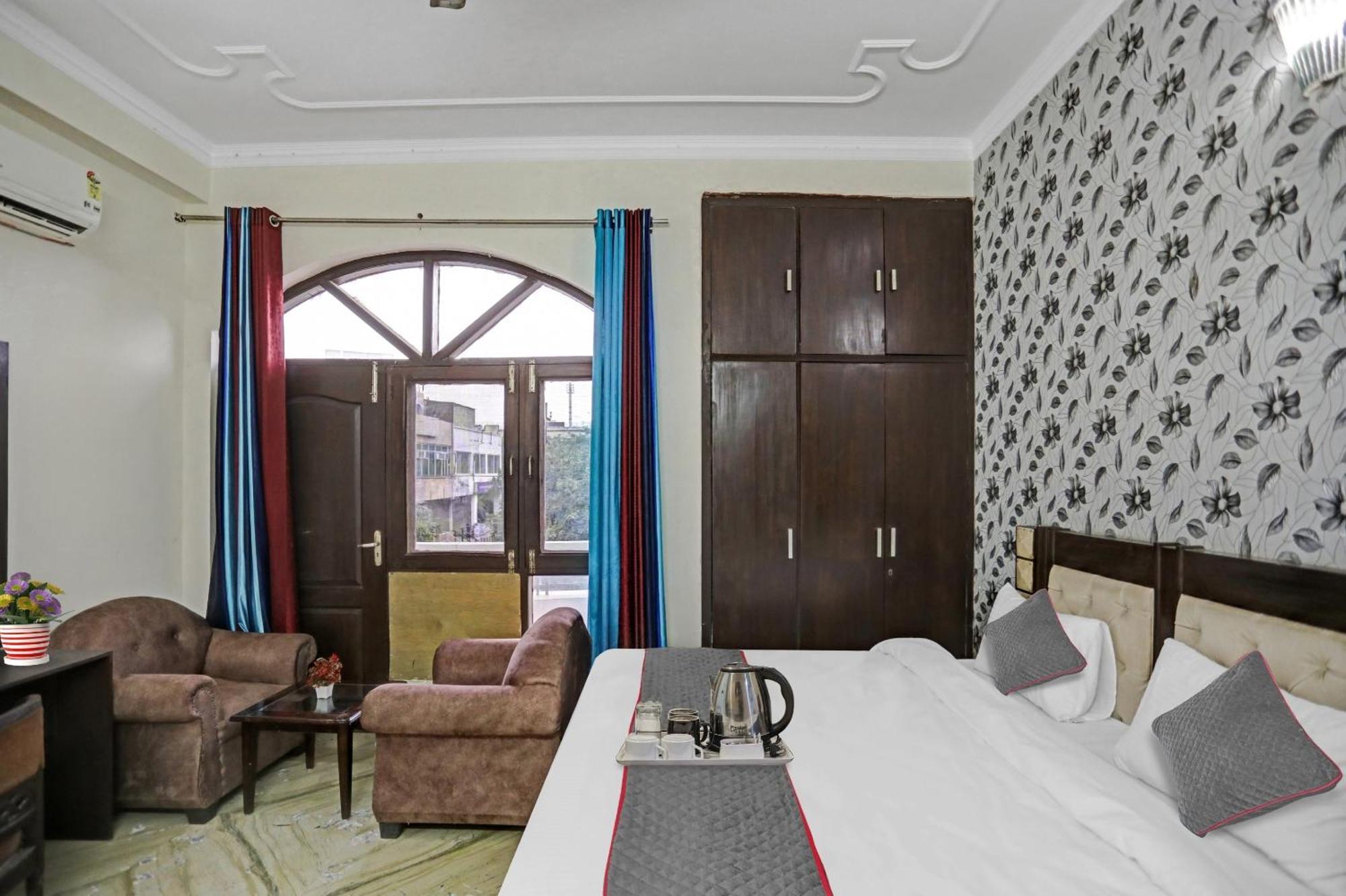Townhouse The Premier View Near Iskcon Temple Noida Hotel Exterior foto