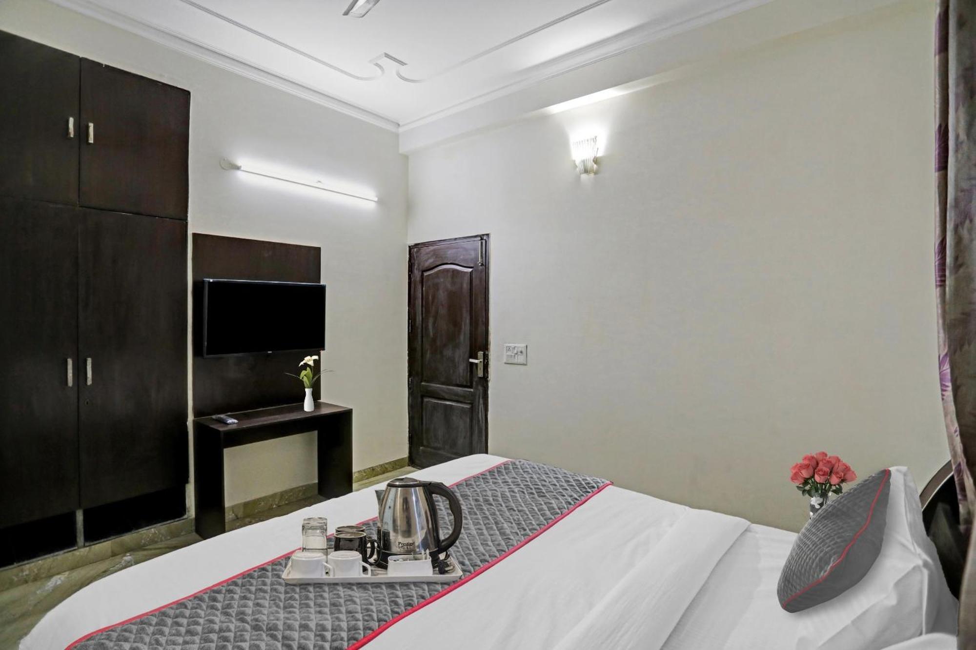 Townhouse The Premier View Near Iskcon Temple Noida Hotel Exterior foto