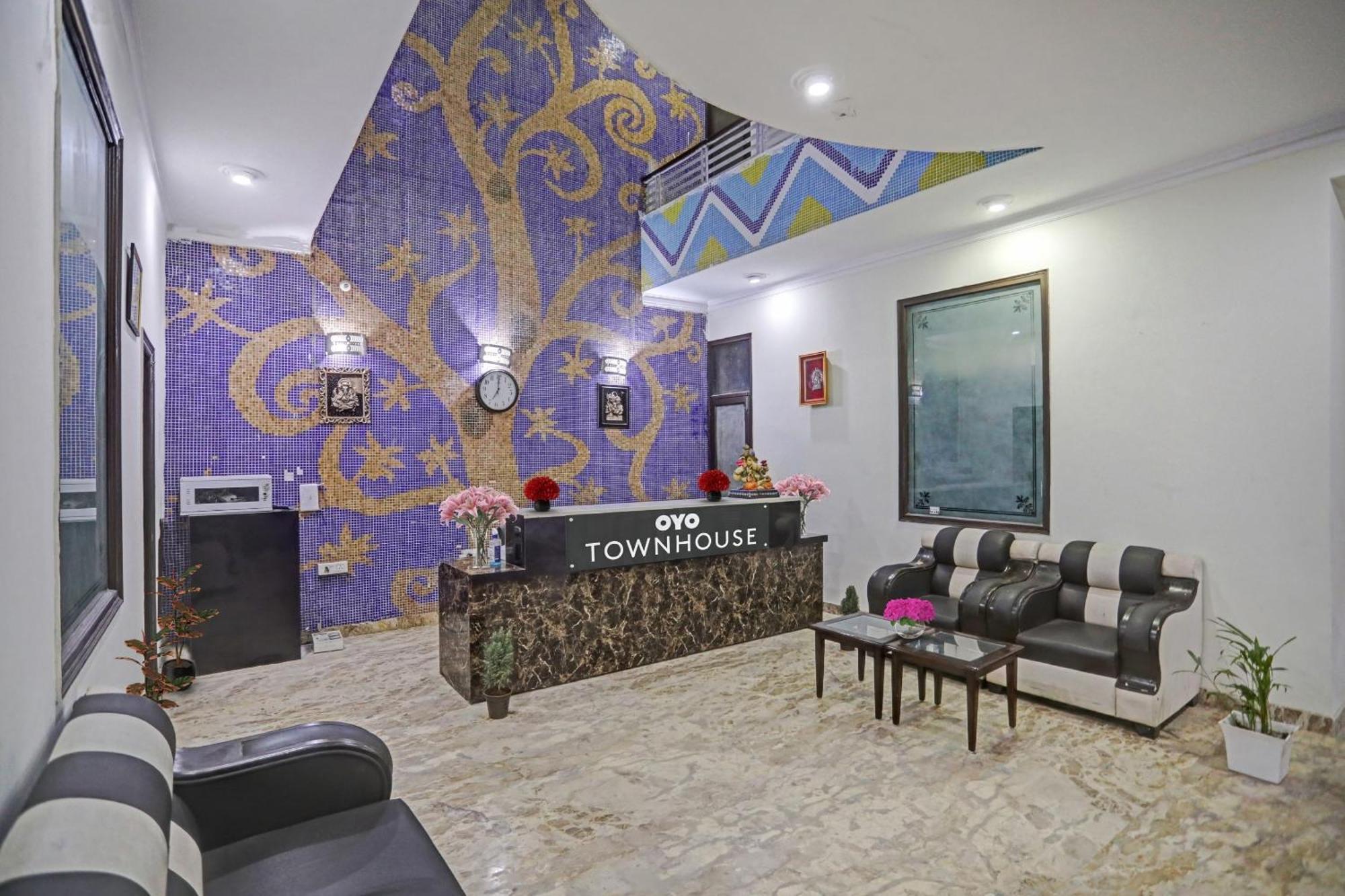 Townhouse The Premier View Near Iskcon Temple Noida Hotel Exterior foto