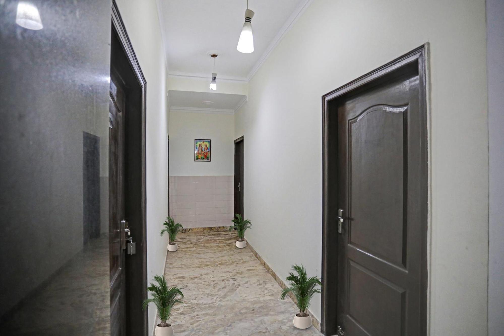 Townhouse The Premier View Near Iskcon Temple Noida Hotel Exterior foto