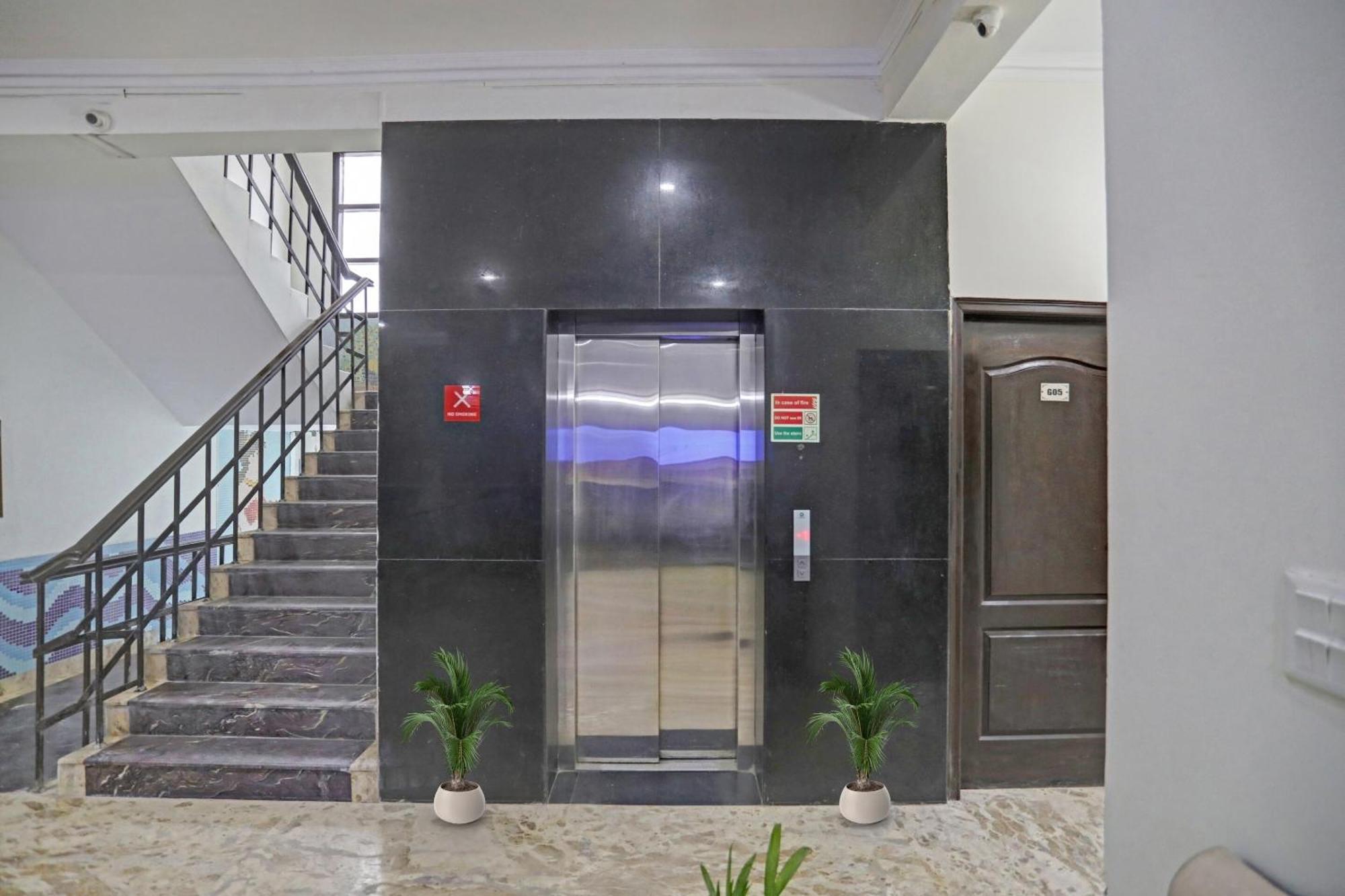 Townhouse The Premier View Near Iskcon Temple Noida Hotel Exterior foto