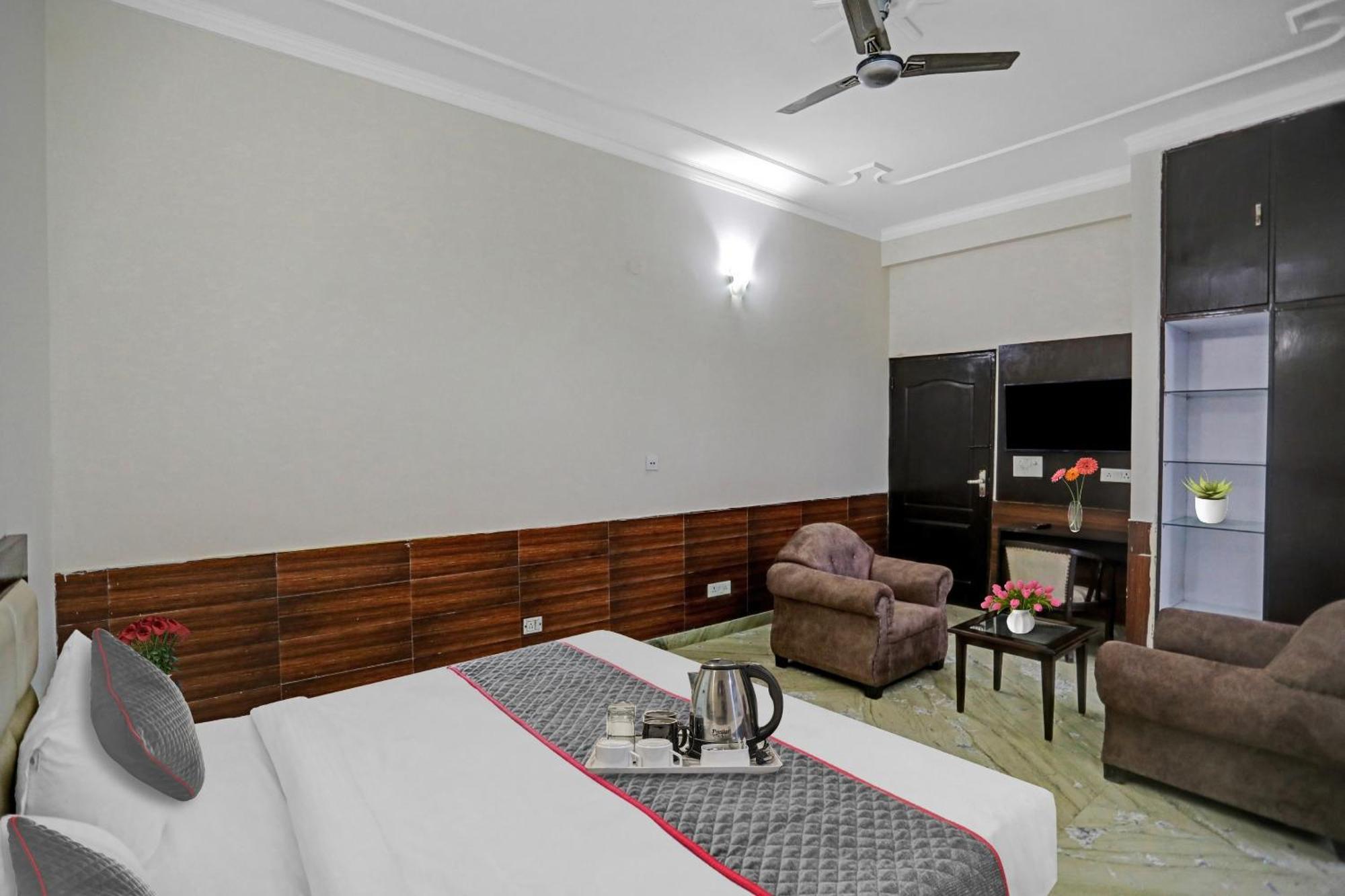 Townhouse The Premier View Near Iskcon Temple Noida Hotel Exterior foto