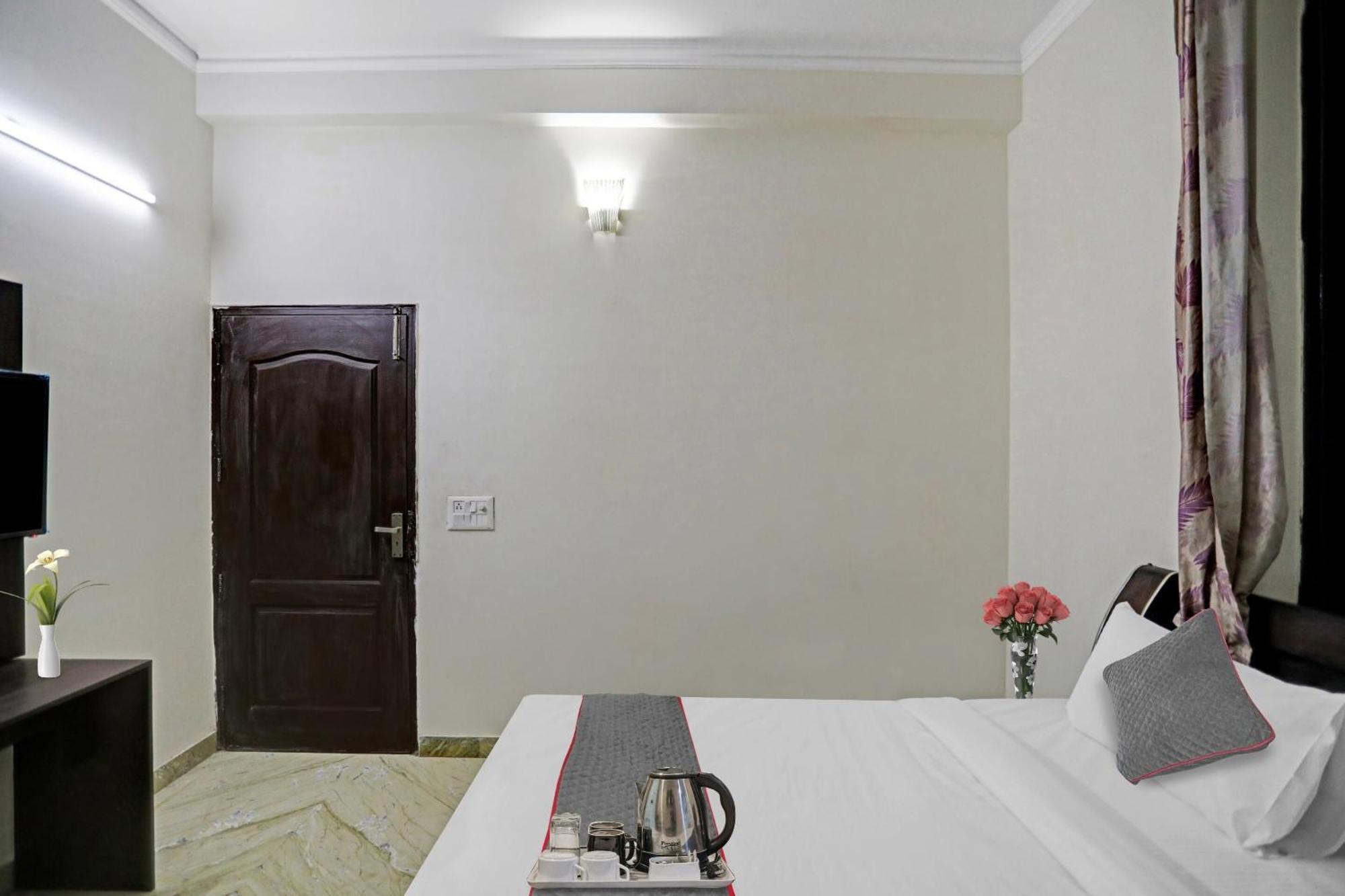 Townhouse The Premier View Near Iskcon Temple Noida Hotel Exterior foto