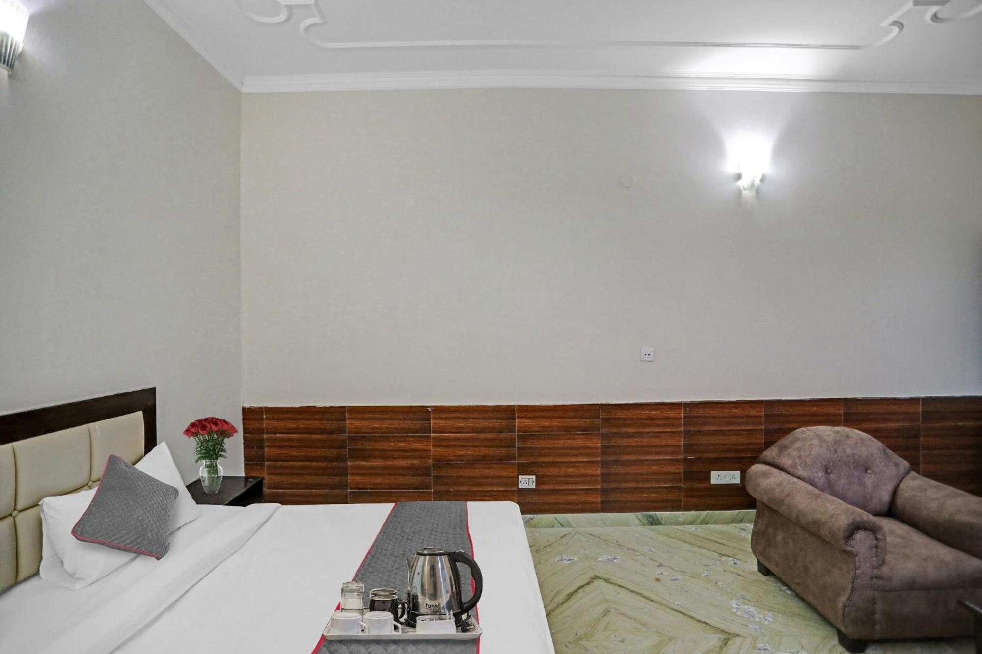 Townhouse The Premier View Near Iskcon Temple Noida Hotel Exterior foto