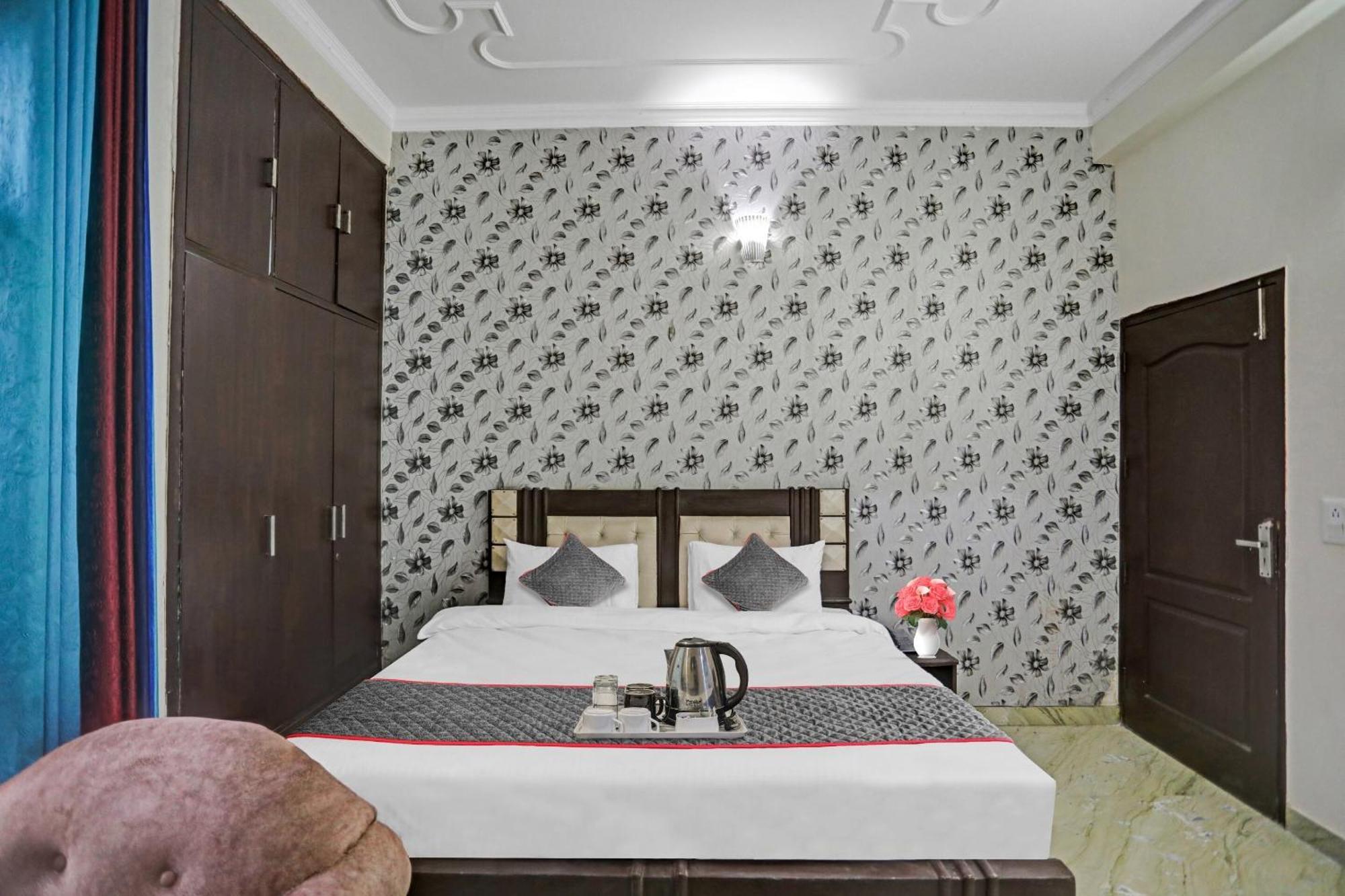 Townhouse The Premier View Near Iskcon Temple Noida Hotel Exterior foto