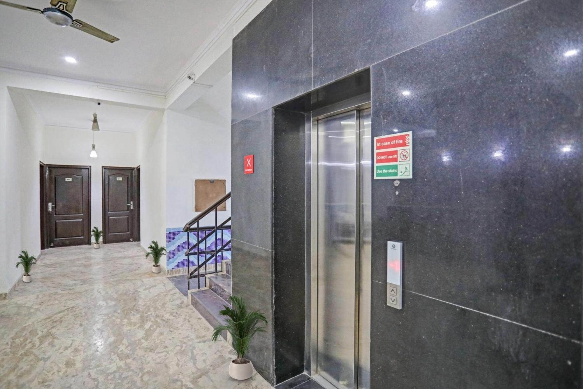 Townhouse The Premier View Near Iskcon Temple Noida Hotel Exterior foto